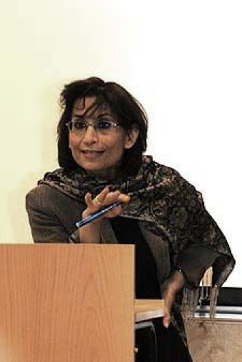 "Ziba Mir-Hosseini understreker hvor viktig det er å skille mellom den guddommelige viljen bak loven, sharia (veien), og fiqh (forståelse), som er måten den blir fortolket av mennesker." "Ziba Mir-Hosseini understreker hvor viktig det er å skille mellom den guddommelige viljen bak loven, sharia (veien), og fiqh (forståelse), som er måten den blir fortolket av mennesker."