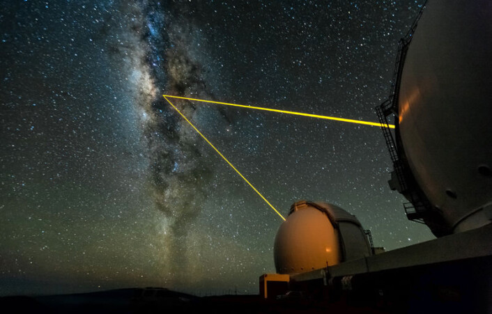 Banen til Melkeveiens innerste stjerne er dokumentert ved hjelp av bilder fra W. M. Keck-teleskopet på Hawaii i Stillehavet. Laserstrålene brukes til å korrigere for påvirkninger på målingene fra Jordas atmosfære. (Foto: Ethan Tweedie Photography) Banen til Melkeveiens innerste stjerne er dokumentert ved hjelp av bilder fra W. M. Keck-teleskopet på Hawaii i Stillehavet. Laserstrålene brukes til å korrigere for påvirkninger på målingene fra Jordas atmosfære. (Foto: Ethan Tweedie Photography)