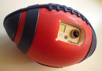 Prototype av amerikansk fotball med kamera. Forskere ved Carnegie Mellon University og University of Electro-Communications står bak ny programvare som gir temmelig stabile vidvinkelbilder. (Foto: Carnegie Mellon Robotics Institute) Prototype av amerikansk fotball med kamera. Forskere ved Carnegie Mellon University og University of Electro-Communications står bak ny programvare som gir temmelig stabile vidvinkelbilder. (Foto: Carnegie Mellon Robotics Institute)