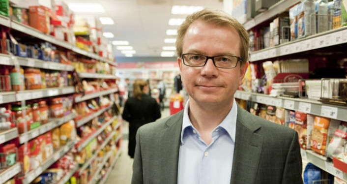 Helge Hasselgård i Dagligvareleverandørenes Forening vil helst ha et enkelt symbol som Nøkkelhullet, kombinert med for eksempel merking av hvor stor andel et produkt står for av det anbefalte daglige inntaket av for eksempel kalorier, sukker og fett. (Foto: DLF) Helge Hasselgård i Dagligvareleverandørenes Forening vil helst ha et enkelt symbol som Nøkkelhullet, kombinert med for eksempel merking av hvor stor andel et produkt står for av det anbefalte daglige inntaket av for eksempel kalorier, sukker og fett. (Foto: DLF)