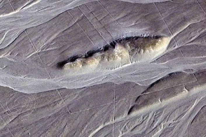 Nazcafolket laga mystiske linjer og geometriske mønster i ørkenen. Formasjonane på biletet viste seg å skjule ein labyrint. (Foto: Clive Ruggles)