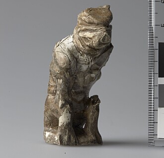 En 6 centimeter høy figur som muligens framstiller en bjørn. Den ble funnet i en grav fra Østre Alm i Hedmark, sammen med to mindre spillebrikker. Bjørnefiguren ble trolig brukt som en hovedbrikke i hnefatafl. En 6 centimeter høy figur som muligens framstiller en bjørn. Den ble funnet i en grav fra Østre Alm i Hedmark, sammen med to mindre spillebrikker. Bjørnefiguren ble trolig brukt som en hovedbrikke i hnefatafl.