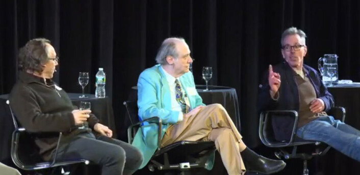 Jim Holt (t.h) diskuterer med Lawrence Krauss (t.v) på 2013 Isaac Asimov Memorial Debate. I midten astrofysikeren J. Richard Gott. (Foto: Fra YouTube-video, lagt ut av American Museum of Natural History) Jim Holt (t.h) diskuterer med Lawrence Krauss (t.v) på 2013 Isaac Asimov Memorial Debate. I midten astrofysikeren J. Richard Gott. (Foto: Fra YouTube-video, lagt ut av American Museum of Natural History)
