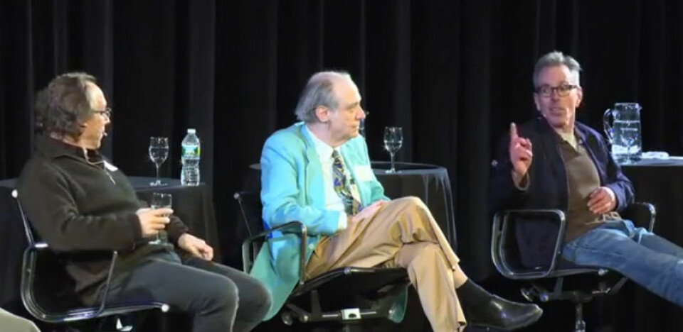 Jim Holt (t.h) diskuterer med Lawrence Krauss (t.v) på 2013 Isaac Asimov Memorial Debate. I midten astrofysikeren J. Richard Gott. (Foto: Fra YouTube-video, lagt ut av American Museum of Natural History)