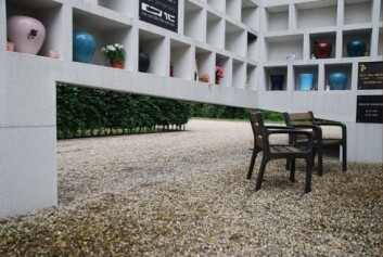 Urner i nisjevegg på De Nieuwe Ooster-kirkegården i Amsterdam. NB: Urnene er støpt fast. (Foto: www.denieuweooster.nl) Urner i nisjevegg på De Nieuwe Ooster-kirkegården i Amsterdam. NB: Urnene er støpt fast. (Foto: www.denieuweooster.nl)