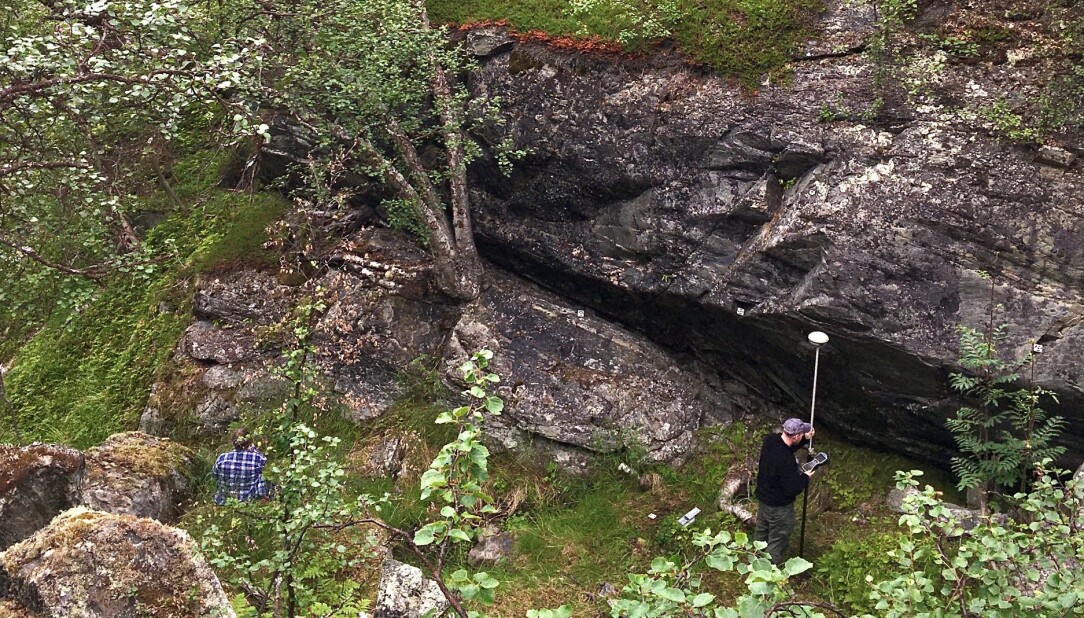 Her er området hvor funnene ble gjort, under denne berghammeren. Her er området hvor funnene ble gjort, under denne berghammeren.