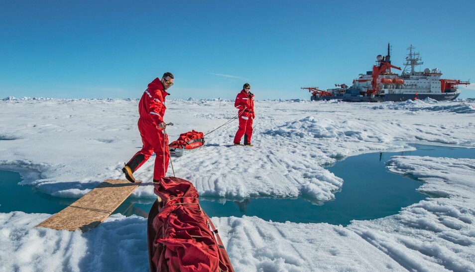 Pulker blir brukt til å frakte vitenskapelig utstyr over isen mellom forskningsskipet RV Polarstern og de forskjellige stasjonene på isen. Nå som smeltesesongen har startet for fullt blir det mer og mer åpne dammer og elver som vi må krysse.