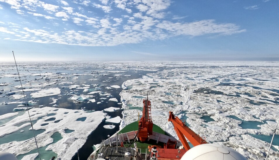 Polarstern drifter sørover og nærmer seg iskanten, isen blir tynnere og det blir mer og mer åpent vann rundt skipet.
