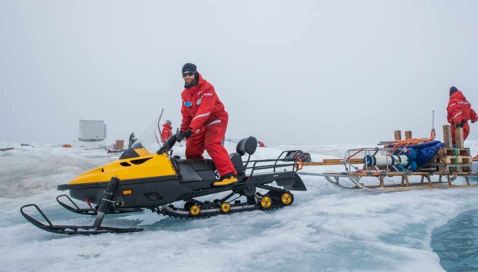 Bilde 2: Hvis isen er tykk nok brukes snøscooter til å kjøre tungt utstyrtil de forskjellige stasjonene på isen.