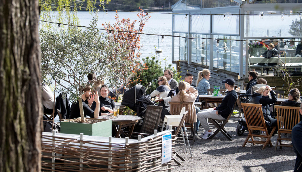 Mens mange land stengte en rekke tilbud på grunn av koronapandemien, kunne folk i Stockholm gå på kafé i april. Men også svenskene kuttet forbruket sitt kraftig. Mens mange land stengte en rekke tilbud på grunn av koronapandemien, kunne folk i Stockholm gå på kafé i april. Men også svenskene kuttet forbruket sitt kraftig.