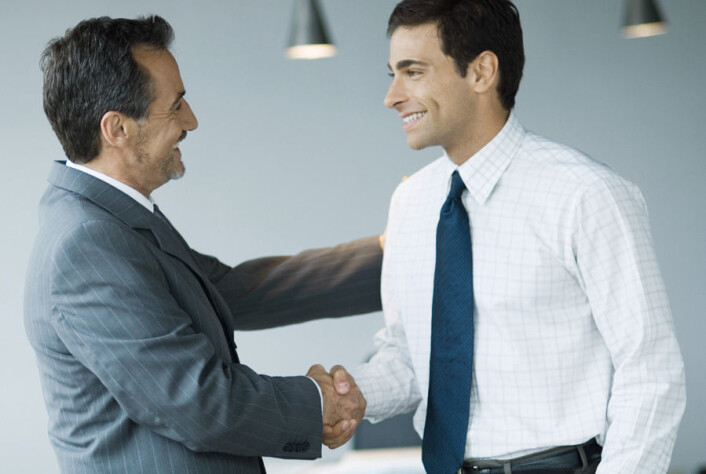 Det er hardt for helsen hvis man blir mobbet på arbeidsplassen. Men da kan det hjelpe å smiske for sjefen. Det viser kinesisk forskning. (Foto: Colourbox) Det er hardt for helsen hvis man blir mobbet på arbeidsplassen. Men da kan det hjelpe å smiske for sjefen. Det viser kinesisk forskning. (Foto: Colourbox)