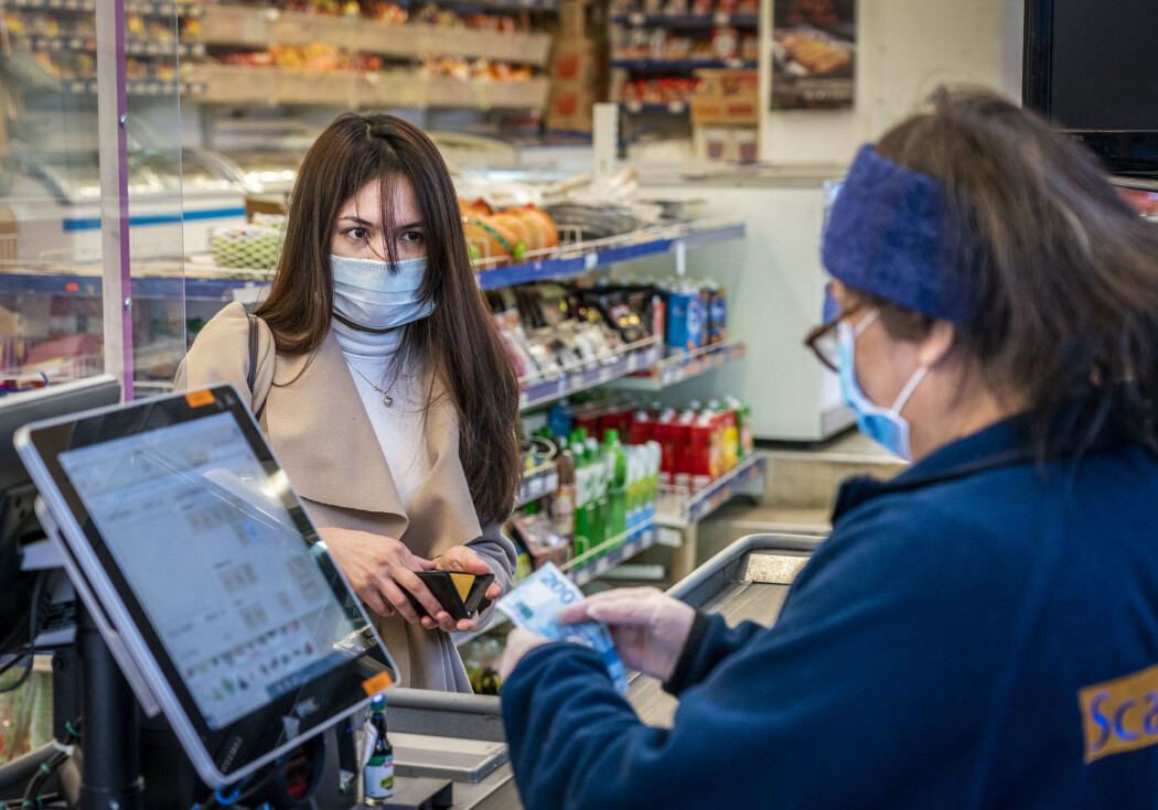 FHI bekymrer seg over et økende antall skjulte tilfeller av koronasmitte. Et påbud om munnbind i offentlige rom, vil ha effekt, mener immunolog. FHI bekymrer seg over et økende antall skjulte tilfeller av koronasmitte. Et påbud om munnbind i offentlige rom, vil ha effekt, mener immunolog.