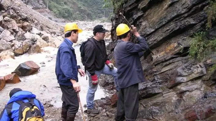 Charles Henderson (i midten) og hans kolleger samler inn fossilt materiale i Shangsi, Kina. (Foto: Charles Henderson)