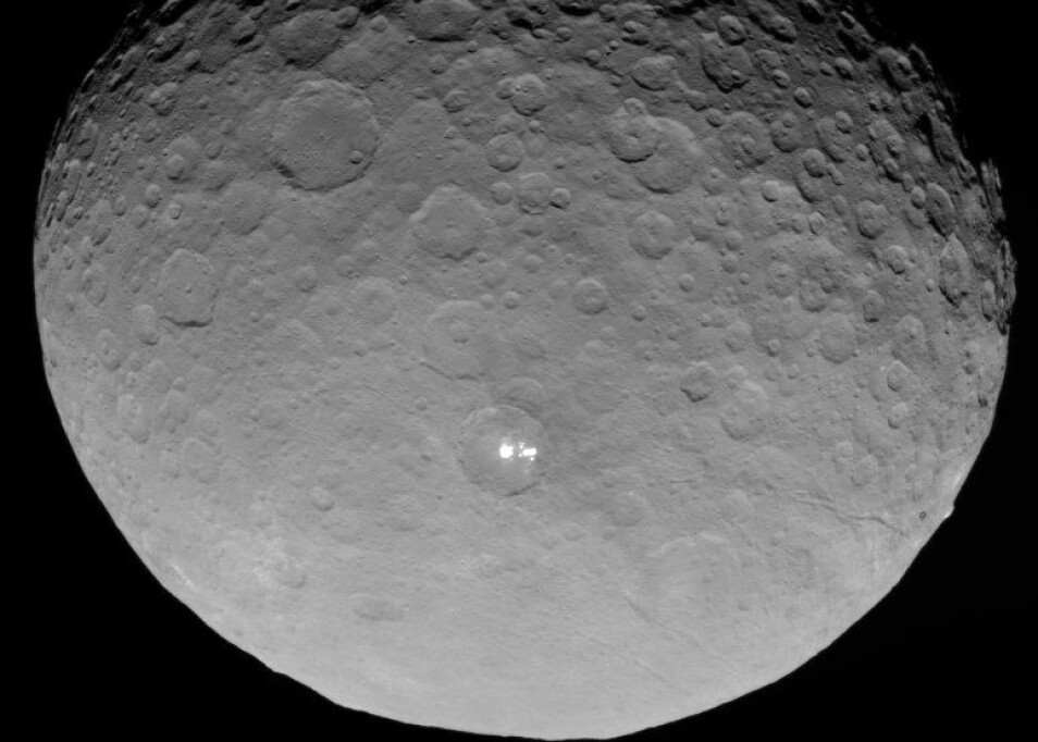 Et tydelig bilde av Occator-krateret og flekkene sett fra romsonden Dawn.