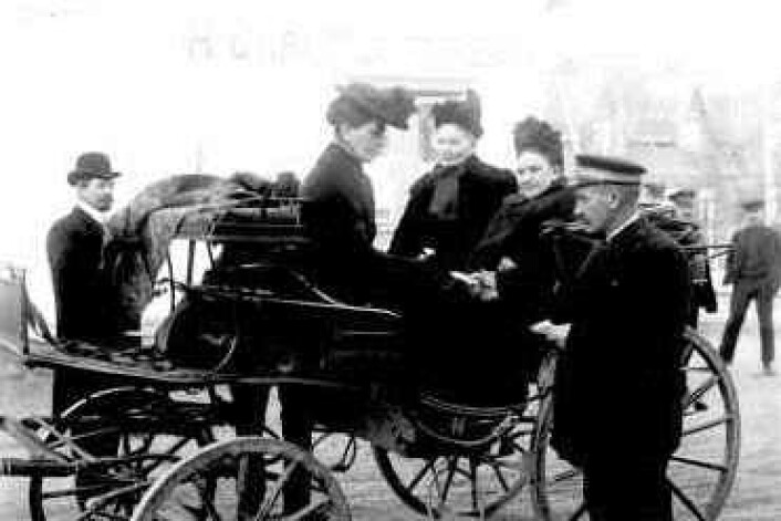 Ved stortingsvalget i 1909 kunne kvinner fra borgerskapet og middelklassen avgi stemme for første gang. Bildet viser damer på vei inn i et stemmelokale, sannsynligvis i Drammen i Buskerud. (Foto: Anders Beer Wilse/Norsk Folkemuseum) Ved stortingsvalget i 1909 kunne kvinner fra borgerskapet og middelklassen avgi stemme for første gang. Bildet viser damer på vei inn i et stemmelokale, sannsynligvis i Drammen i Buskerud. (Foto: Anders Beer Wilse/Norsk Folkemuseum)