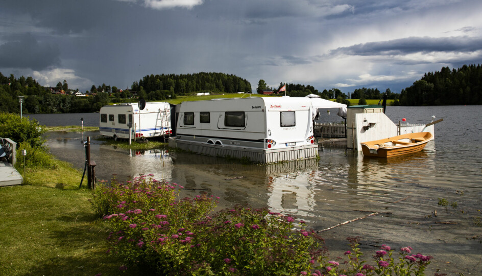 Det har vært flom på Østlandet også i sommer. Her har Mjøsa oversvømt Steinvik Camping ved Moelv i juni.