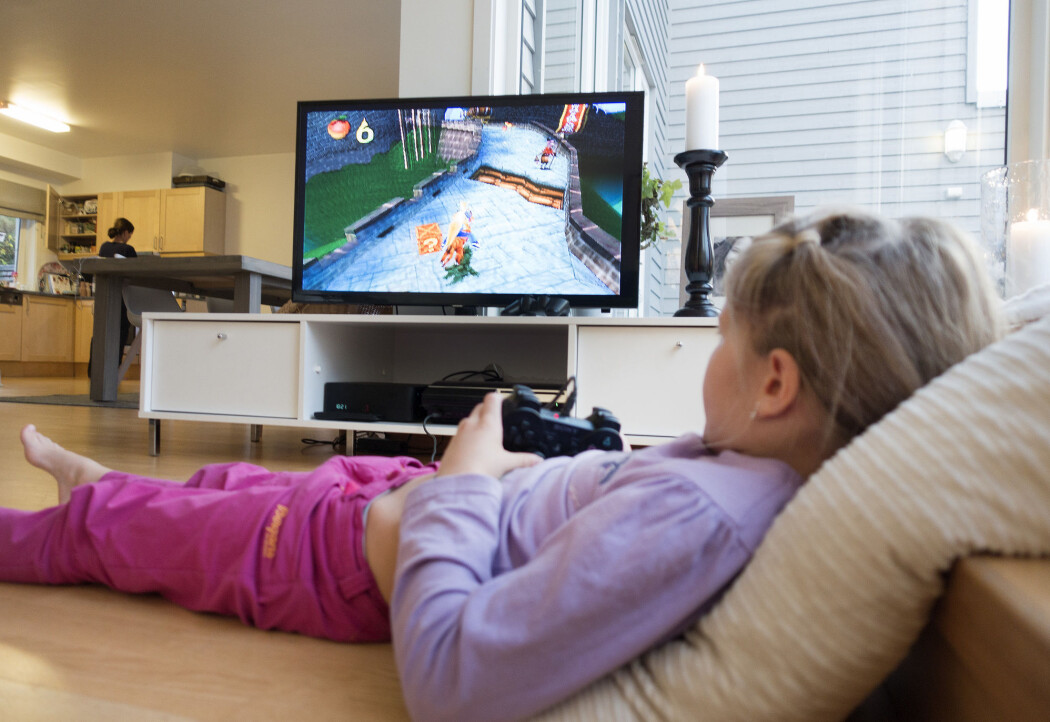 Jenter er i mindretall i forhold til gutter når det gjelder bruk av spillkonsoller, men i flertall når det gjelder smartklokke og nettbrett, viser Medietilsynets Foreldreundersøkelse 2020. Jenter er i mindretall i forhold til gutter når det gjelder bruk av spillkonsoller, men i flertall når det gjelder smartklokke og nettbrett, viser Medietilsynets Foreldreundersøkelse 2020.