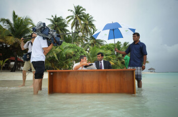 De som slipper til i ordskiftet, er de som får definisjonsmakten. Bildet viser Maldivenes forrige president, Mohamed Nasheed, som forbereder en offentlig kunngjøring i forkant av klimaforhandlingene i København i 2009. (Foto: Mauroof Khalell / Precidency Maldives / Creative Commons) De som slipper til i ordskiftet, er de som får definisjonsmakten. Bildet viser Maldivenes forrige president, Mohamed Nasheed, som forbereder en offentlig kunngjøring i forkant av klimaforhandlingene i København i 2009. (Foto: Mauroof Khalell / Precidency Maldives / Creative Commons)