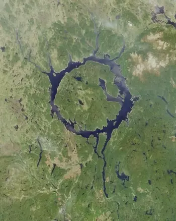 Den ringformede Manicouagansjøen i Quebec-provinsen i Canada avslører tydelig hvor en meteoritt traff Jorda for rundt 214 millioner år siden.