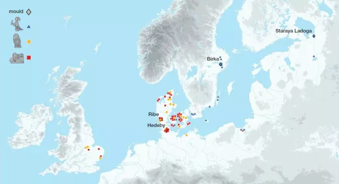 Vedheng med valkyrjemotiv er funnet mange steder i Nord-Europa. Dette kartet her viser spredningen av tre typer, støpt i bronse eller i sølv. De fleste funnene viser stor variasjon i form, stil og attributter, og de ble sannsynligvis laget mange steder.