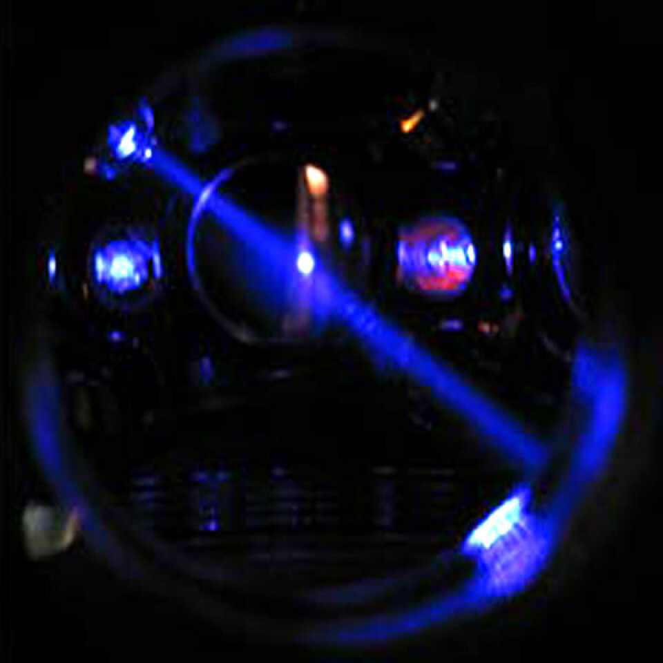 Strontium-atomklokke med blå laser (Foto: Sebastian Blatt, JILA, University of Colorado Permission)