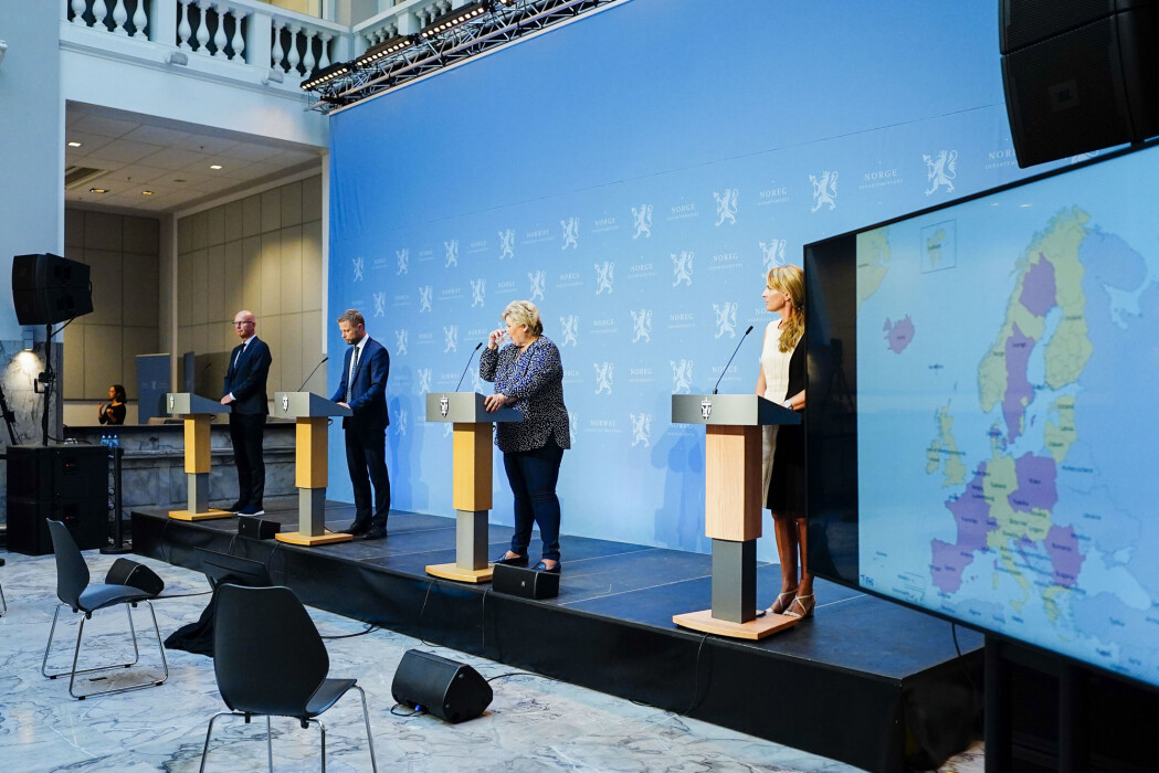 Norge har i likhet med en rekke andre land i Europa en økende smitte. Her er helsedirektør Bjørn Guldvog, helseminister Bent Høie (H), statsminister Erna Solberg (H) og avdelingsdirektør Line Vold fra Folkehelseinstituttet under en pressekonferanse om koronasituasjonen i Marmorhallen i Oslo onsdag. Norge har i likhet med en rekke andre land i Europa en økende smitte. Her er helsedirektør Bjørn Guldvog, helseminister Bent Høie (H), statsminister Erna Solberg (H) og avdelingsdirektør Line Vold fra Folkehelseinstituttet under en pressekonferanse om koronasituasjonen i Marmorhallen i Oslo onsdag.