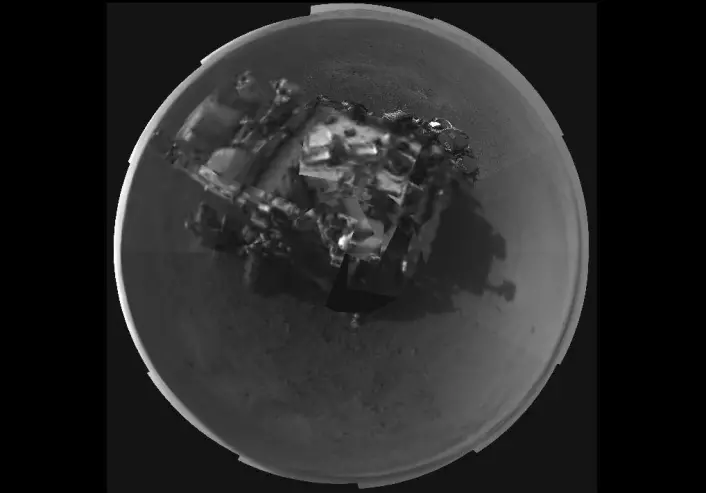 Navigasjonskameraer (Navcams) på masten til Mars-roveren Curiosity står bak dette 360-grader panorama selvportrettet som ble lagt ut på NASAs sider torsdag. Mesteparten av det er lavoppløselig, der best tilgjengelige format ennå ikke er  sendt ned til jorda. Bare en mindre bit av dette panorama-bildet har høy oppløsning, et lite område øverst til høyre på Curiosity. (Foto: NASA/JPL-Caltech)