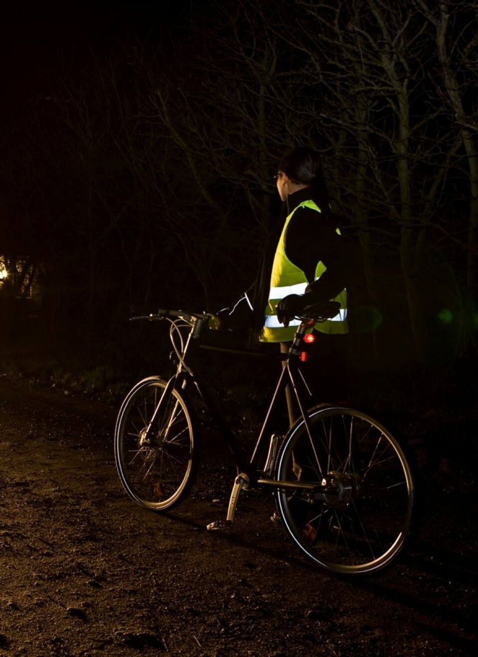Syklister kan være vanskelige å se i mørket, særlig uten refleks. Da er det et poeng å gi bilistene best mulig sjanse til å oppdage dem. (Foto: Colourbox)