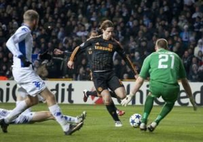 Fernando Torres (i midten) er en av de store stjernene som har vært kritisert for å ikke treffe målet. Kanskje får presset ham til å sparke for hardt? (Foto: Colourbox) Fernando Torres (i midten) er en av de store stjernene som har vært kritisert for å ikke treffe målet. Kanskje får presset ham til å sparke for hardt? (Foto: Colourbox)