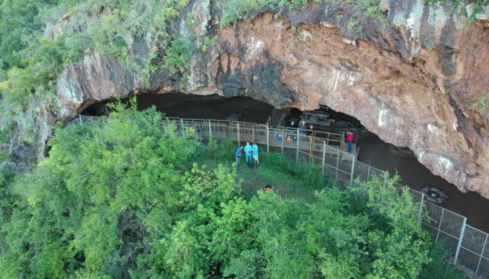 Dette er Border Cave i Sør-Afrika. Hulen har vært bebodd av mennesker i flere hundre tusen år. Dette er Border Cave i Sør-Afrika. Hulen har vært bebodd av mennesker i flere hundre tusen år.