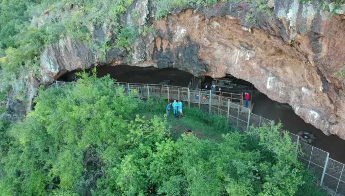 Dette er Border Cave i Sør-Afrika. Hulen har vært bebodd av mennesker i flere hundre tusen år.