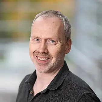 Mons Bendixen er professor ved psykologisk institutt på NTNU. Han forteller at sjalusi i utgangspunktet ikke er negativt - men at vi må skille mellom normal sjalusi og sykelig sjalusi. Mons Bendixen er professor ved psykologisk institutt på NTNU. Han forteller at sjalusi i utgangspunktet ikke er negativt - men at vi må skille mellom normal sjalusi og sykelig sjalusi.
