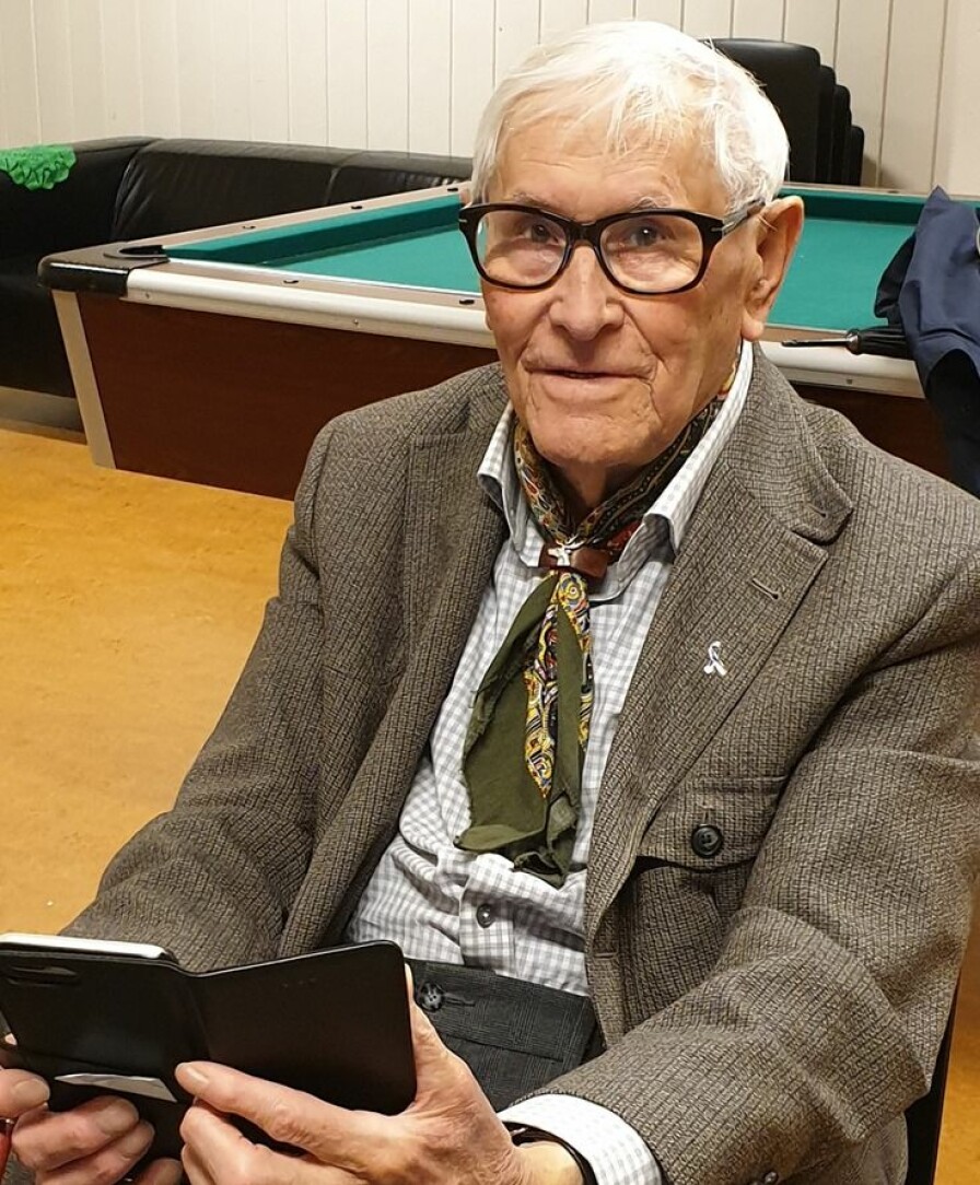Helge Arnold Svedal (87) mener flere på hans alder vil ha glede og nytte av appen Nabohjelp.