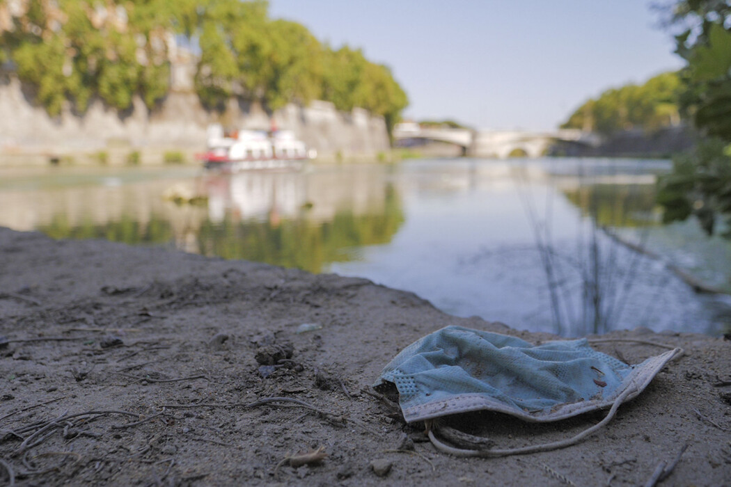 Et brukt munnbind ved bredden av elva Tiber i Roma. Et brukt munnbind ved bredden av elva Tiber i Roma.