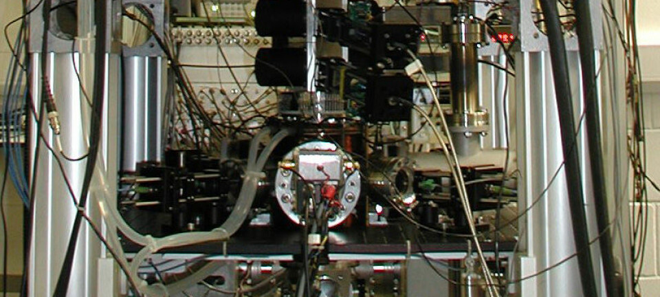 En cesium fonteneklokke som passer Storbritannias atomtid er nå den mest nøyaktige klokken i verden, ifølge en vurdering som vil bli publisert i oktober 2011-utgaven av det internasjonale vitenskapelige tidsskriftet Metrologia av et team forskere fra National Physical Laboratory (NPL) i Storbritannia og Penn State University i USA. Bildet viser klokka, NPL-CsF2, som står i National Physical Laboratory i Teddington, Storbritannia. Hele apparatet er omtrent 2,5 meter høyt. Atomene kastes en meter opp, omtrent 30 cm over hulrommet som befinner seg inne i en vakuumbeholder. Den store ytre sylinderen beskytter atomene inne i klokken fra det relativt store og ustabile magnetfeltet. National Physical Laboratory, United Kingdom