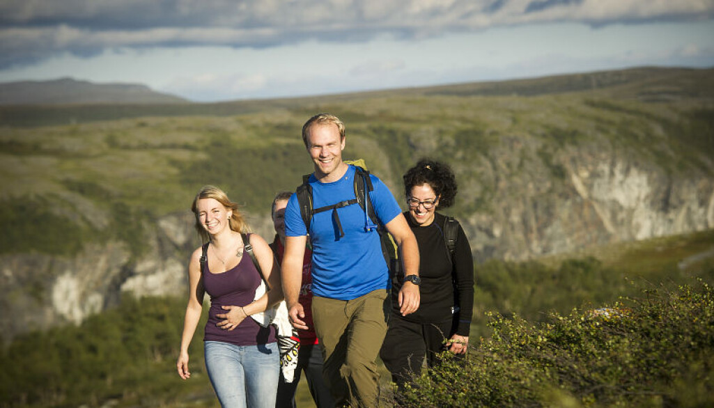 Mange deler bilder fra vandring i natur. At forskere og de som skal forvalte naturen vet mer om hvor folk ferdes kan fortelle hvor det er størst slitasje på naturen. Mange deler bilder fra vandring i natur. At forskere og de som skal forvalte naturen vet mer om hvor folk ferdes kan fortelle hvor det er størst slitasje på naturen.