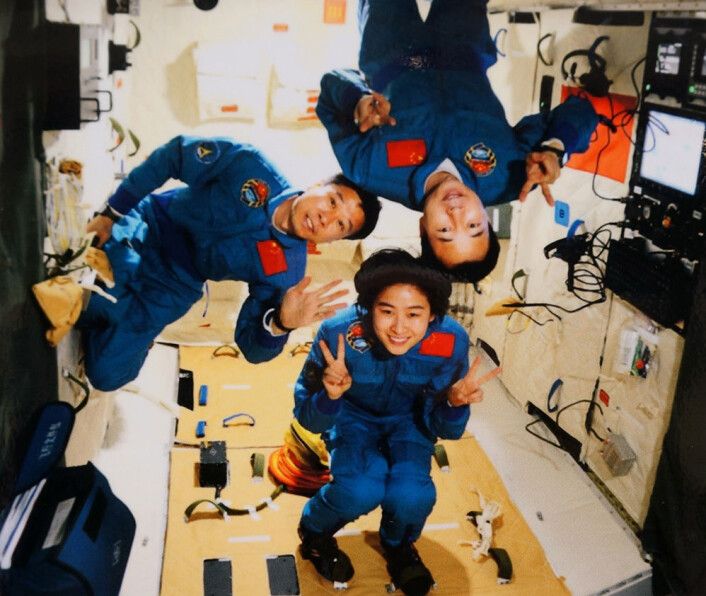 Taikonautene fra romskipet Shenzhou 9 ombord i mini-romstasjonen Tiangong-1. (Foto: Fra en stand på Den internasjonale romfartsutstillingen 2012) Taikonautene fra romskipet Shenzhou 9 ombord i mini-romstasjonen Tiangong-1. (Foto: Fra en stand på Den internasjonale romfartsutstillingen 2012)