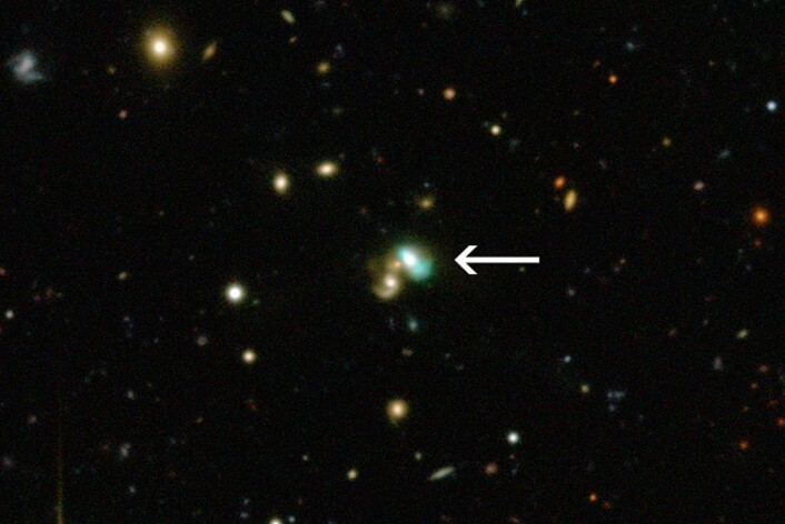 Dette bildet viser et eksempel på en ny type objekter som har fått kallenavnet grønn bønne-galakser. Galaksen ligger 3.7 milliarder lysår unna Jorden. Klikk her for større versjon av bildet. (Foto: CFHT/ESO/M. Schirmer)
