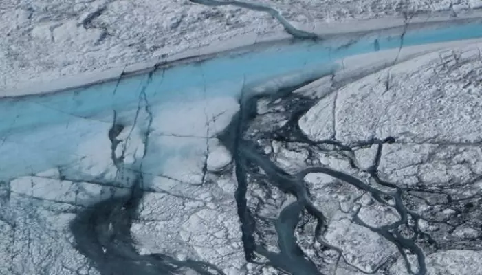 Dette er elver med smeltevann som dannes i isen. Dette er fra 2012, som var det forrige rekordåret for smelting.
