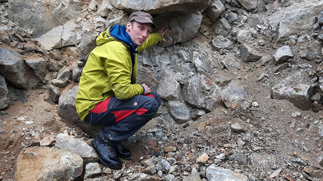 Oppsprukne blokker er vanlig i avsetninger fra fjellskred, på grunn av voldsomme krefter under skredet. NGU-forsker Ola Fredin viser eksempler på sprukne blokker. Oppsprukne blokker er vanlig i avsetninger fra fjellskred, på grunn av voldsomme krefter under skredet. NGU-forsker Ola Fredin viser eksempler på sprukne blokker.