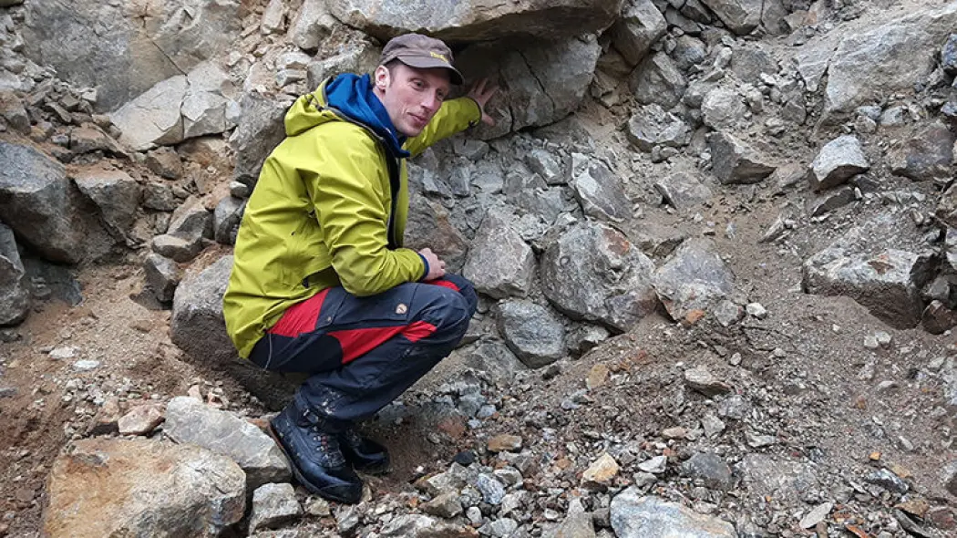 Oppsprukne blokker er vanlig i avsetninger fra fjellskred, på grunn av voldsomme krefter under skredet. NGU-forsker Ola Fredin viser eksempler på sprukne blokker. Oppsprukne blokker er vanlig i avsetninger fra fjellskred, på grunn av voldsomme krefter under skredet. NGU-forsker Ola Fredin viser eksempler på sprukne blokker.