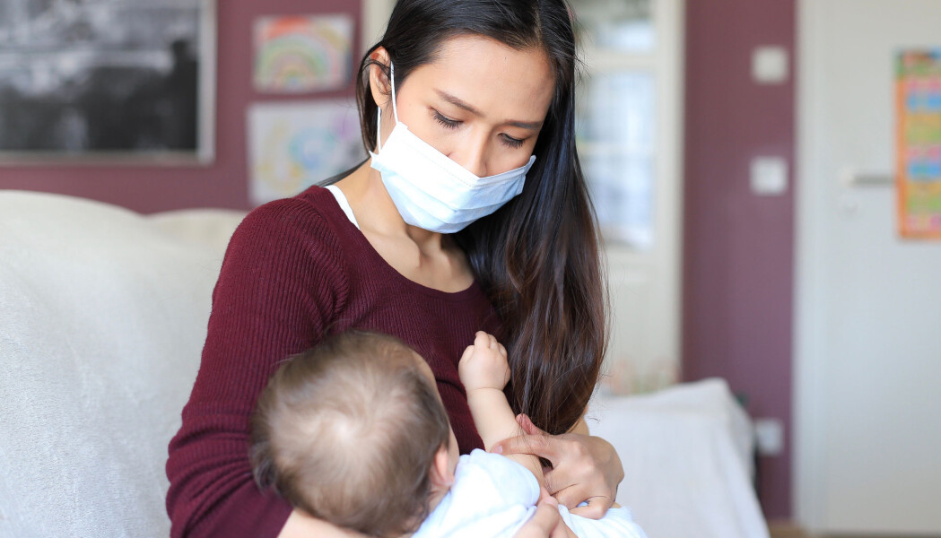 Så lenge hygienen er god og moren bruker munnbind er det veldig lite sannsynlig at barnet blir smittet, ifølge en liten studie fra USA. Så lenge hygienen er god og moren bruker munnbind er det veldig lite sannsynlig at barnet blir smittet, ifølge en liten studie fra USA.