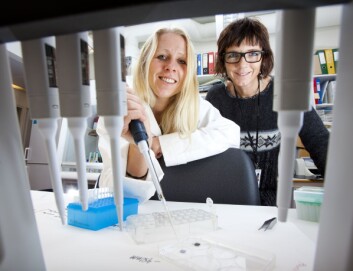 Trine Seeberg (til venstre) og Ingelin Clausen tester ulike belegg som kan hindre begroing og øke sensorens mulighet til å virke som den skal. (Foto: Werner Juvik) Trine Seeberg (til venstre) og Ingelin Clausen tester ulike belegg som kan hindre begroing og øke sensorens mulighet til å virke som den skal. (Foto: Werner Juvik)