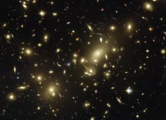 En galaksehop bestående av tusener av individuelle galakser, 2,1 milliarder lysår fra jorden. Universet vi kan se er ufattelig stort, det fortsetter kanskje i det uendelige.