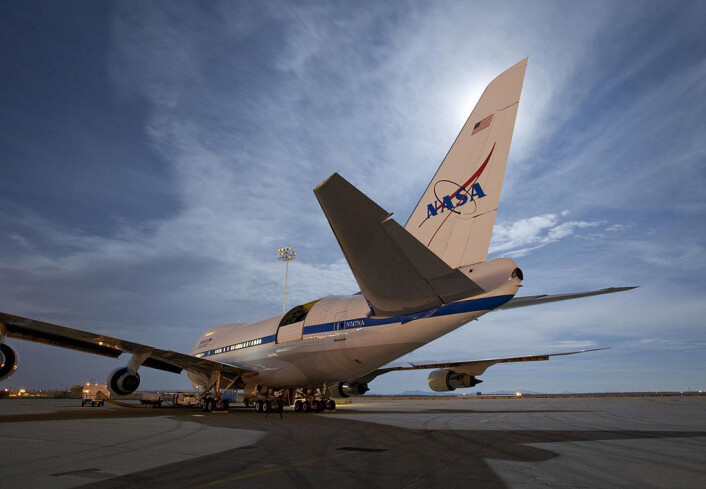 Stratospheric Observatory for Infrared Astronomy (SOFIA) er verdens største flybårne observatorium. Fra en lasteluke i en Boeing 747 ser det 2,5 meter store speilteleskopet i infrarødt lys mot fjerne stjernetåker. Lasteluken inn til teleskopet står åpen bak vingen. (Foto: NASA) Stratospheric Observatory for Infrared Astronomy (SOFIA) er verdens største flybårne observatorium. Fra en lasteluke i en Boeing 747 ser det 2,5 meter store speilteleskopet i infrarødt lys mot fjerne stjernetåker. Lasteluken inn til teleskopet står åpen bak vingen. (Foto: NASA)