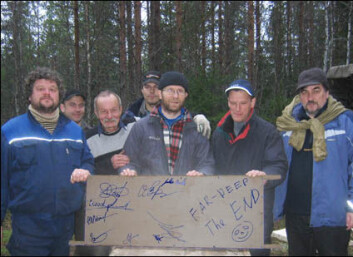 "Feltarbeidet er slutt viser fra venstre geolog Alexandr Romashkin, boreassistent Alexey Smirnov, sjåfør Oleg Vernosov, borer Jukka Erola, forsker Aivo Lepland, sjefkoordinator Vasily Litvinenko og direktør Nicolay Philippov i State Company Mineral." "Feltarbeidet er slutt viser fra venstre geolog Alexandr Romashkin, boreassistent Alexey Smirnov, sjåfør Oleg Vernosov, borer Jukka Erola, forsker Aivo Lepland, sjefkoordinator Vasily Litvinenko og direktør Nicolay Philippov i State Company Mineral."