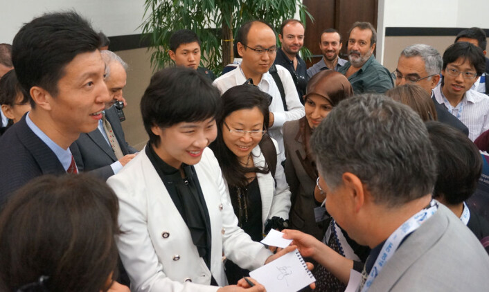 Liu Yang signerer autografer på Den internasjonale romfartskongressen i Napoli, 2012. (Foto: Arnfinn Christensen) Liu Yang signerer autografer på Den internasjonale romfartskongressen i Napoli, 2012. (Foto: Arnfinn Christensen)