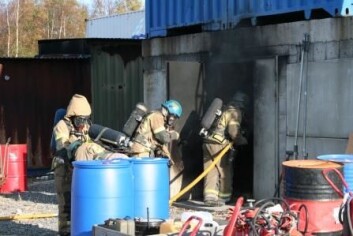 Røykdykkere på vei inn i flammehavet – i forskningens tjeneste. (Foto: Astrid-Sofie Vardøy, Sintef) Røykdykkere på vei inn i flammehavet – i forskningens tjeneste. (Foto: Astrid-Sofie Vardøy, Sintef)