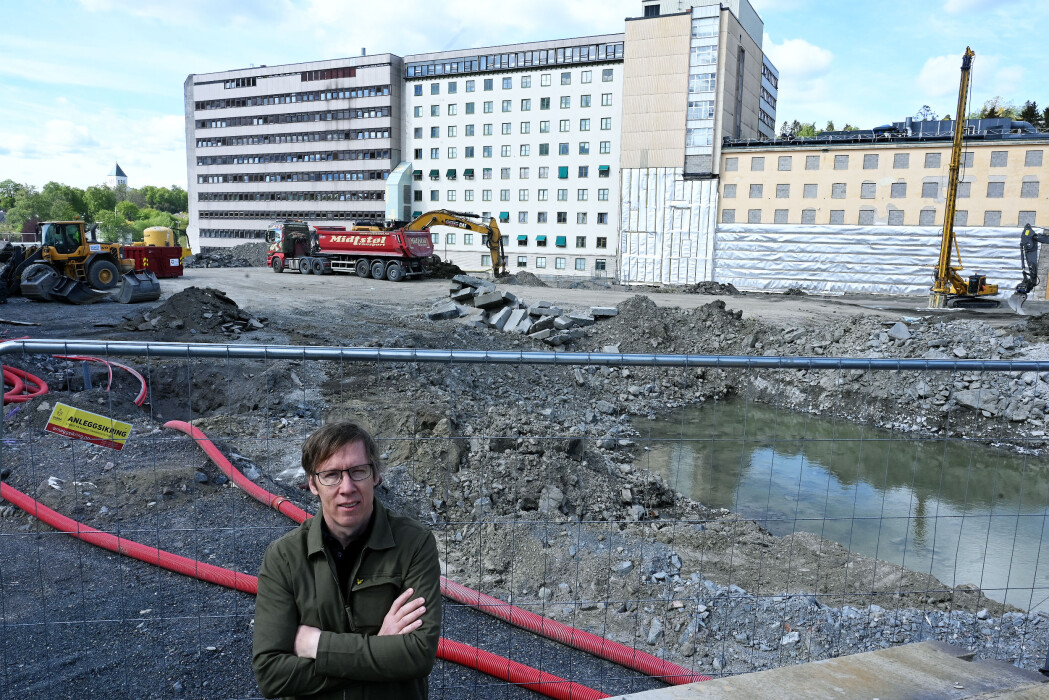 – Protonstråler setter
ikke av like mye energi underveis i
det friske vevet, men derimot mye
energi i og rundt kreftsvulsten, forteller Eirik Malinen , Universitetet i Oslos ledende ekspert i medisinsk strålefysikk.
I denne
gropen, rett ved hovedinngangen til Radiumhospitalet
i Oslo bygges det nå et
nasjonalt protonterapisenter. Det åpnes i 2024. – Protonstråler setter
ikke av like mye energi underveis i
det friske vevet, men derimot mye
energi i og rundt kreftsvulsten, forteller Eirik Malinen , Universitetet i Oslos ledende ekspert i medisinsk strålefysikk.
I denne
gropen, rett ved hovedinngangen til Radiumhospitalet
i Oslo bygges det nå et
nasjonalt protonterapisenter. Det åpnes i 2024.