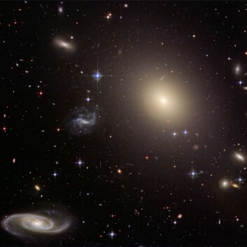 "I snart 100 år har vi antatt at universet blir større og større, en det kan hende det heller blir tyngre og tyngre." (Foto: (Illustrasjon: NASA/ESA/Hubble Heritage Team)) "I snart 100 år har vi antatt at universet blir større og større, en det kan hende det heller blir tyngre og tyngre." (Foto: (Illustrasjon: NASA/ESA/Hubble Heritage Team))